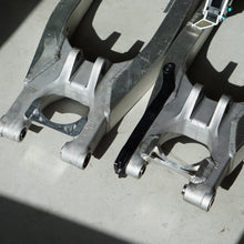 Lataa kuva Galleria-katseluun, Swingarm brace Honda CR250R 02-07
